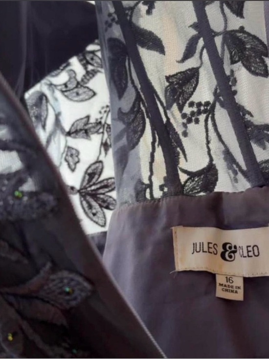 David's Bridal Black Lace Appliqué Tulle Gown - Picture 4 of 6